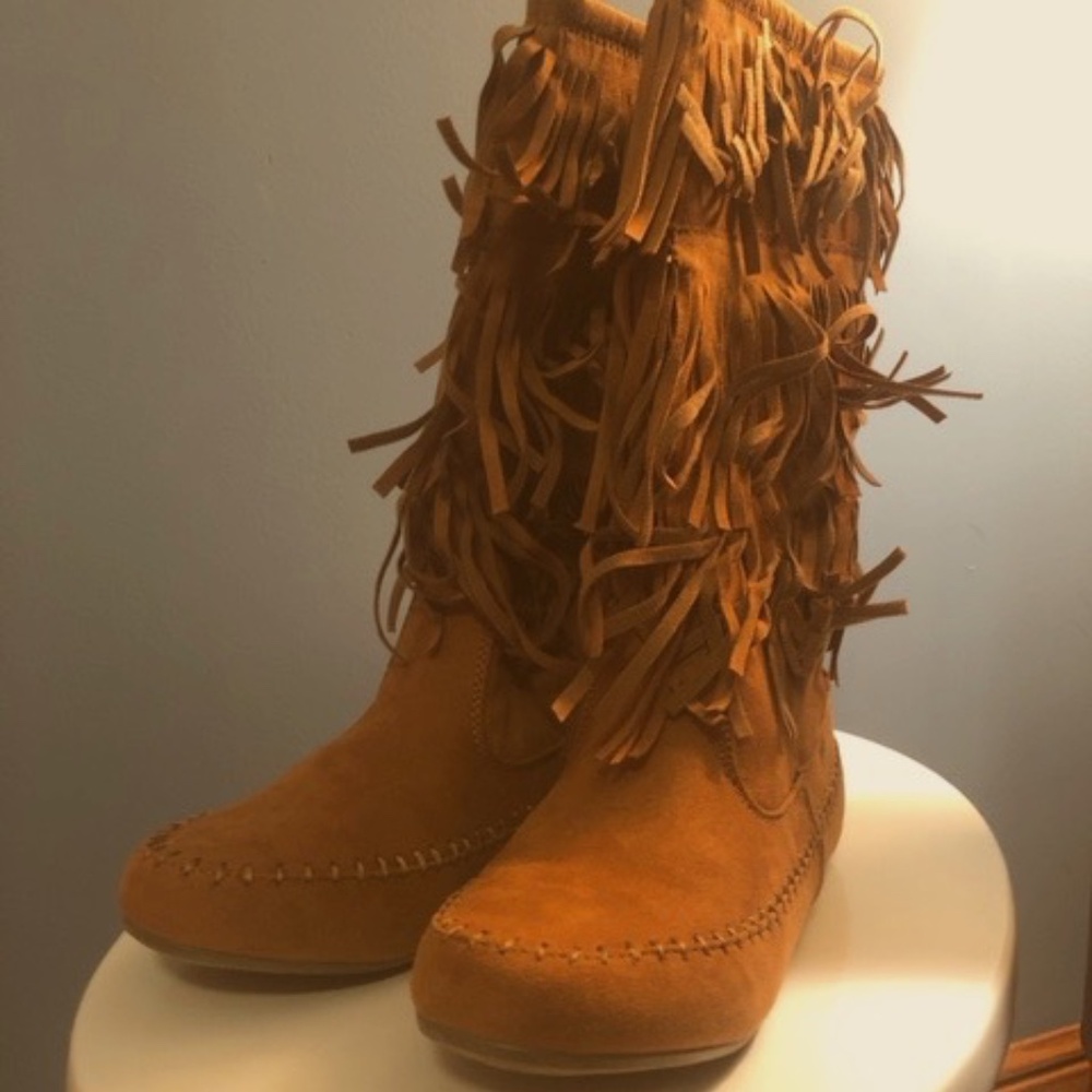 Fringe moccasin boots